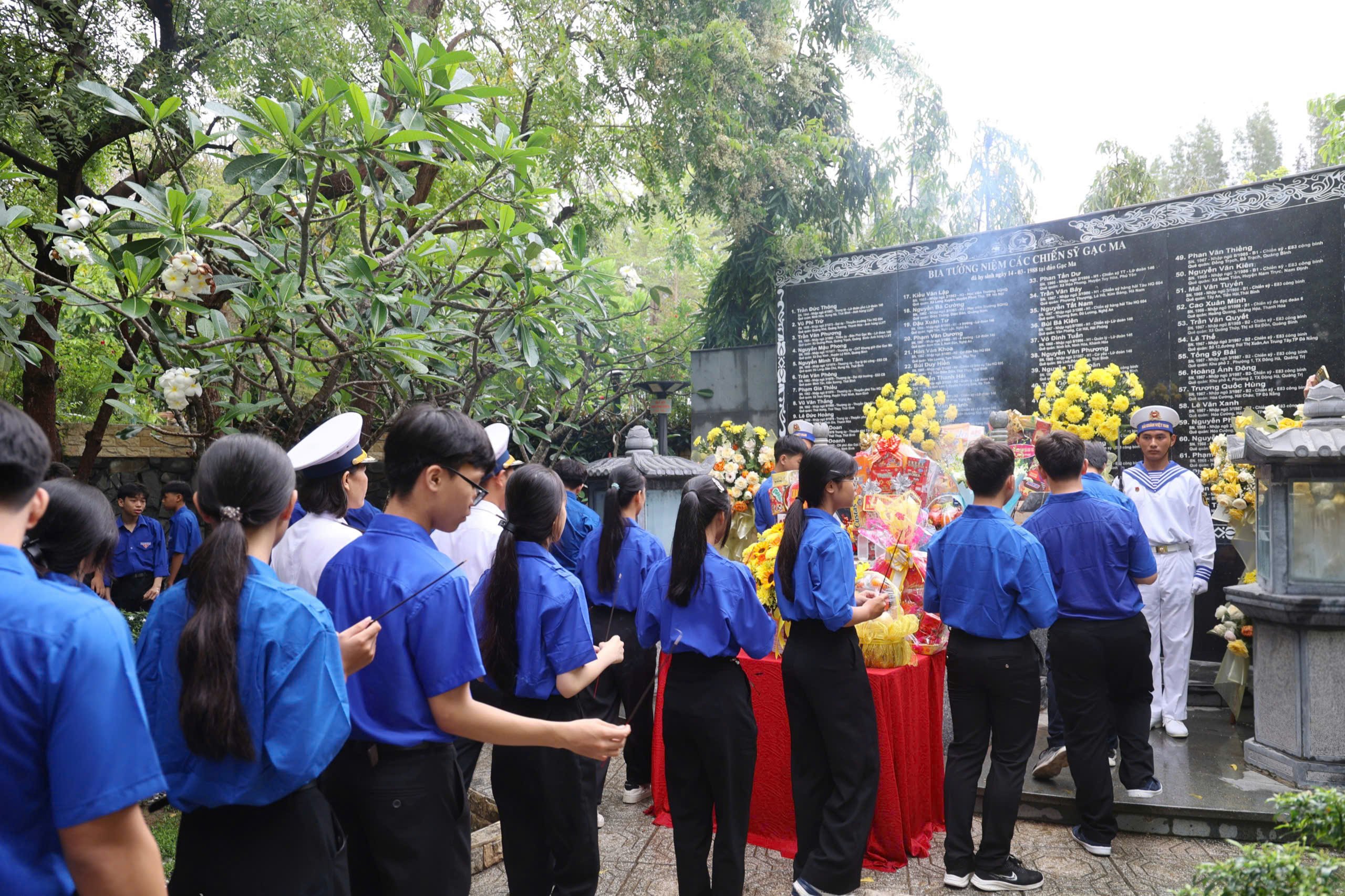 H&agrave;ng ng&agrave;n người d&acirc;ng hương tưởng nhớ 64 chiến sĩ Gạc Ma nằm lại ph&iacute;a ch&acirc;n trời- Ảnh 9.
