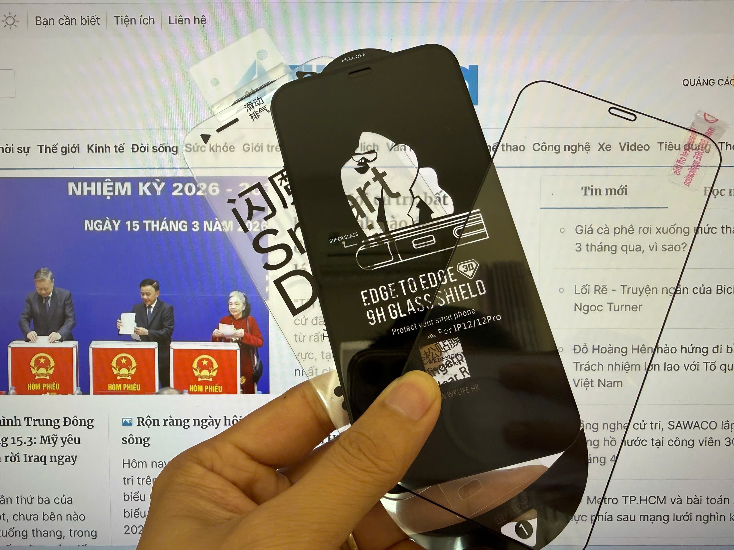 Nhiều người đang lãng phí tiền vì miếng dán màn hình đắt đỏ - Ảnh 1.