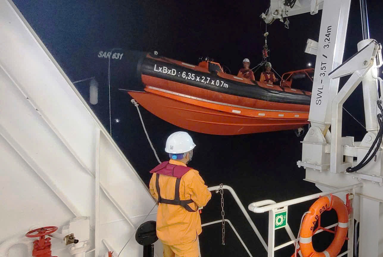 Tàu SAR 631 xuyên đêm vượt sóng cứu người từ đảo Cù Lao Chàm- Ảnh 1.