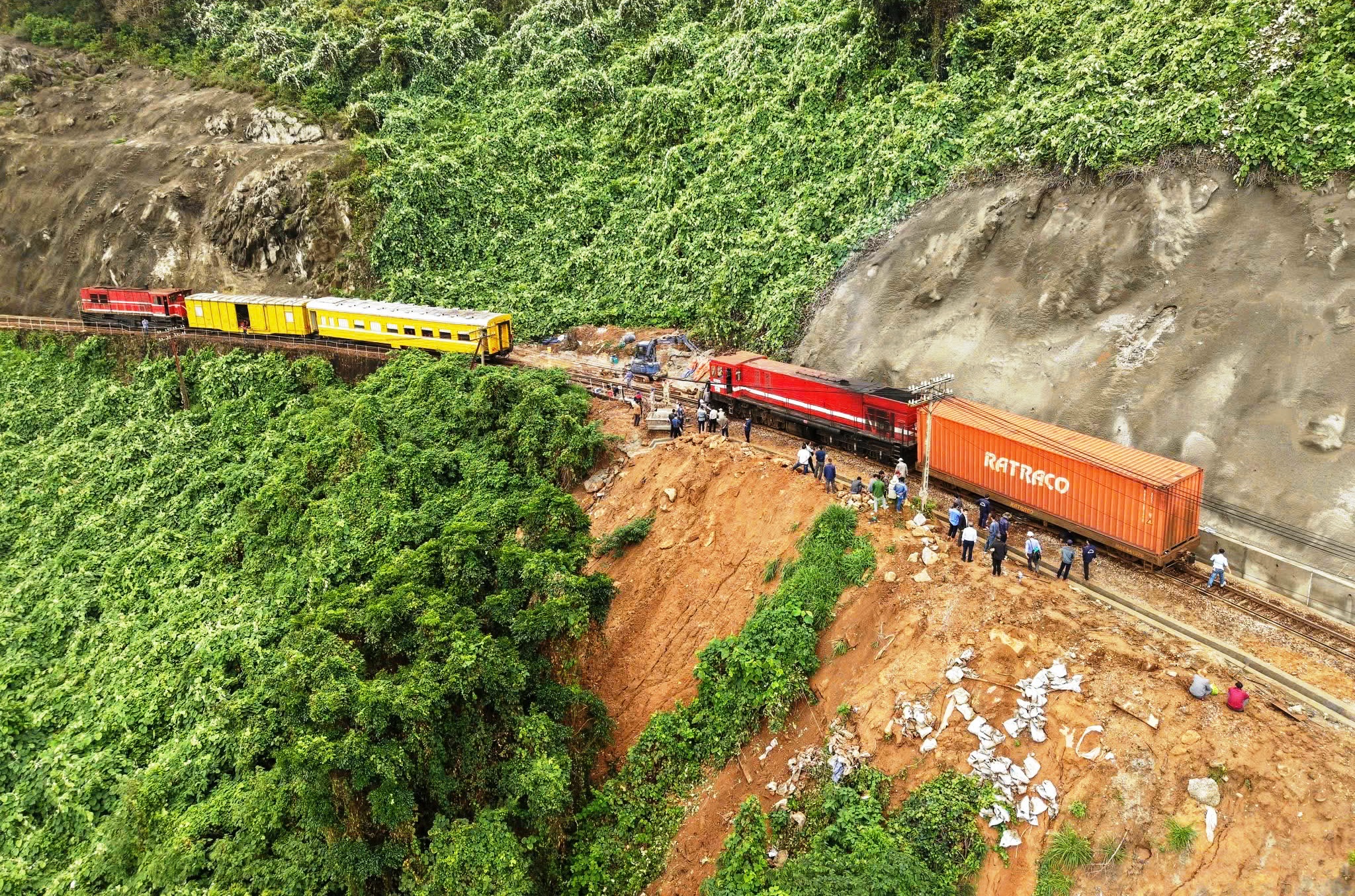 Tạm dừng nhiều chuyến tàu qua đèo Hải Vân do đá rơi làm hư hỏng đường ray- Ảnh 2.