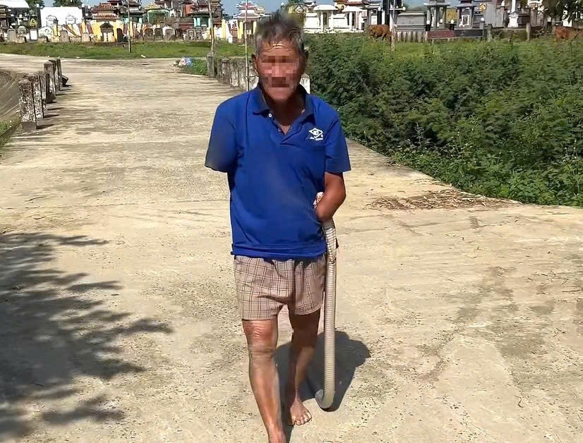 Cụ &ocirc;ng cụt 2 tay bị rắn hổ mang cắn, vẫn kẹp con rắn mang về nh&agrave;- Ảnh 1.