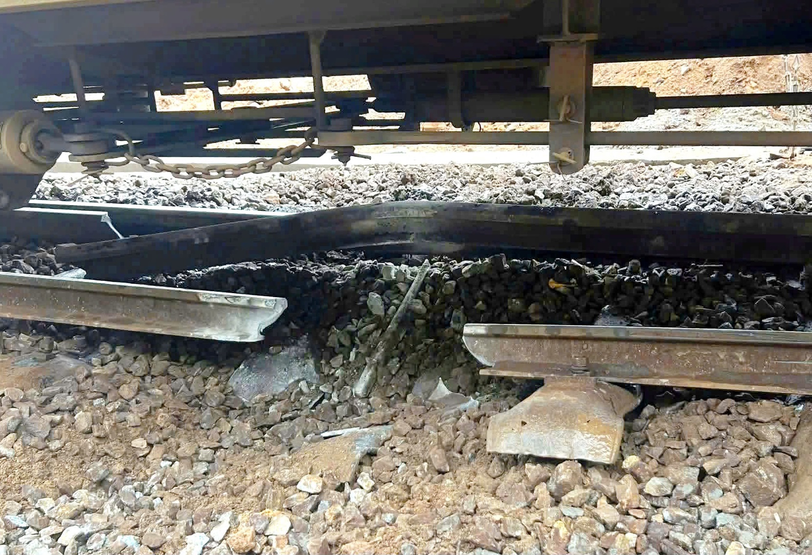 Tạm dừng nhiều chuyến tàu qua đèo Hải Vân do đá rơi làm hư hỏng đường ray- Ảnh 1.