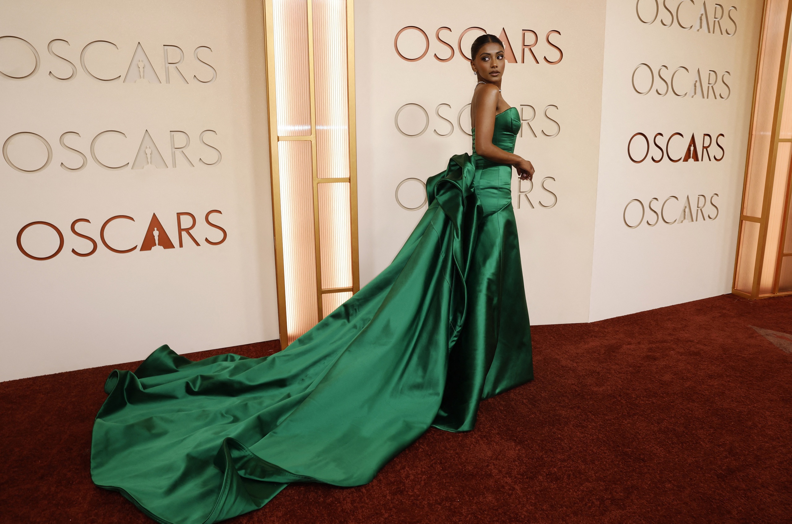 Dàn sao khoe sắc lộng lẫy trên thảm đỏ Oscar 2026 - Ảnh 21.