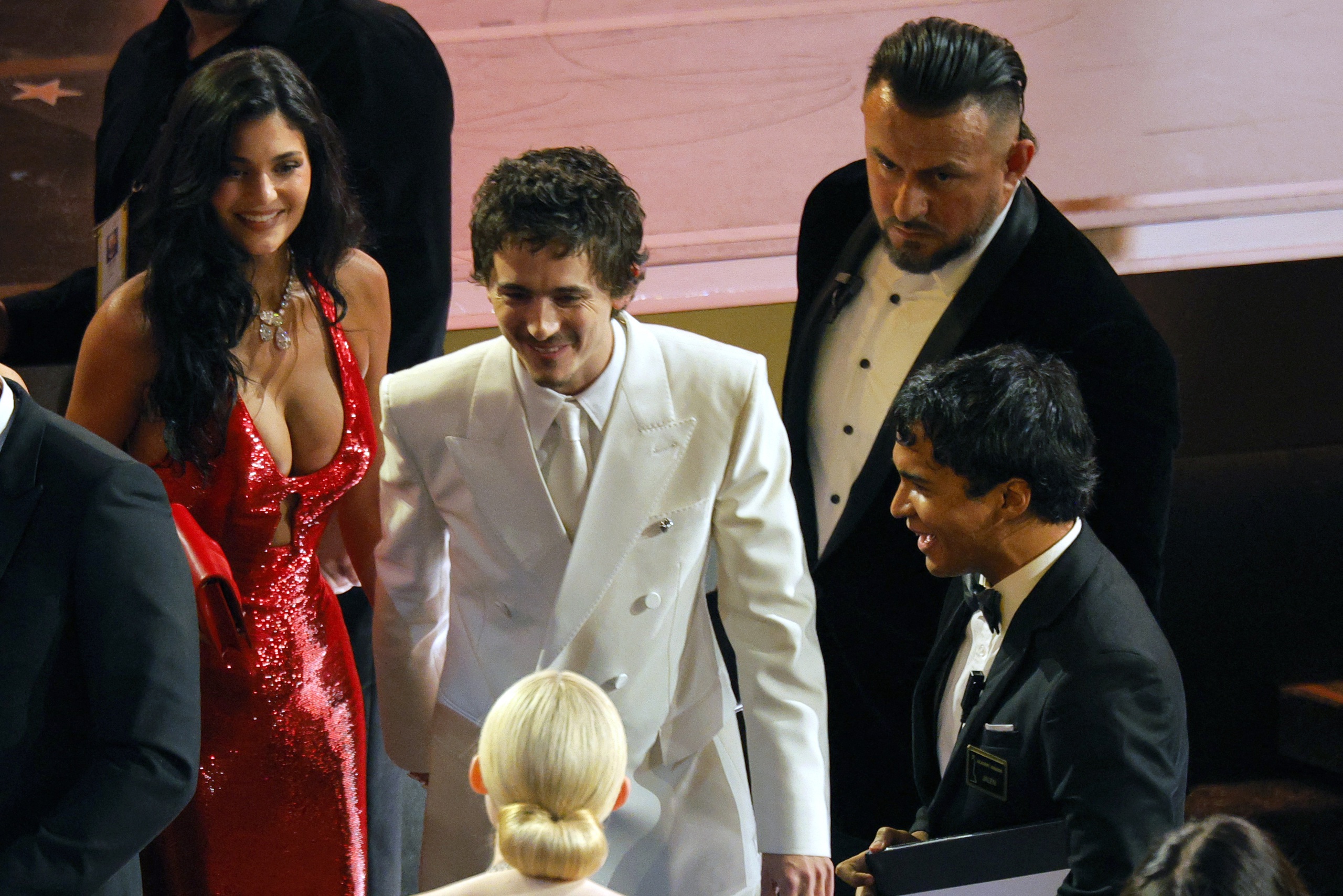 Dàn sao khoe sắc lộng lẫy trên thảm đỏ Oscar 2026 - Ảnh 7.