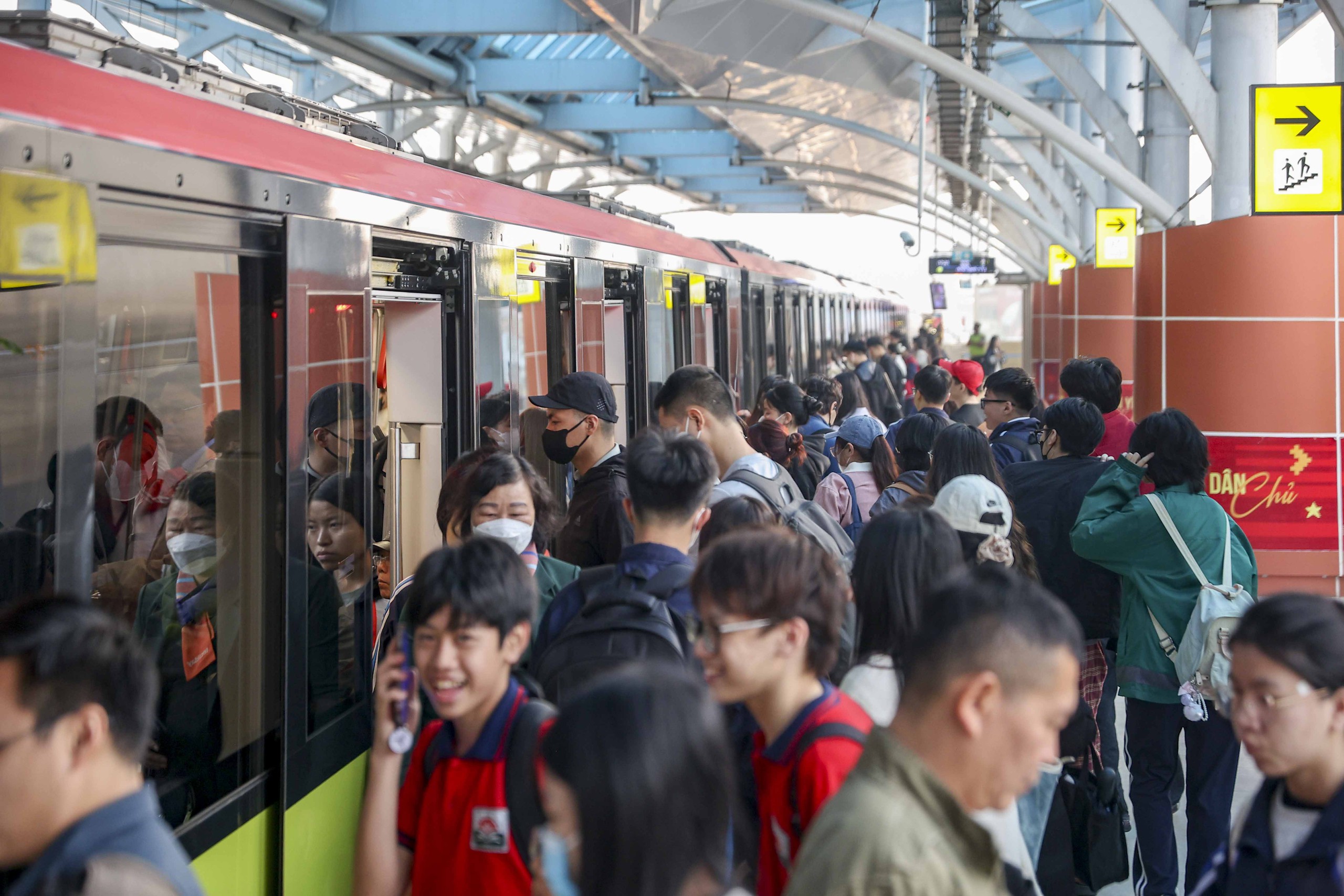 Metro, xe điện 'cứu nguy' cho giao thông đô thị- Ảnh 1.