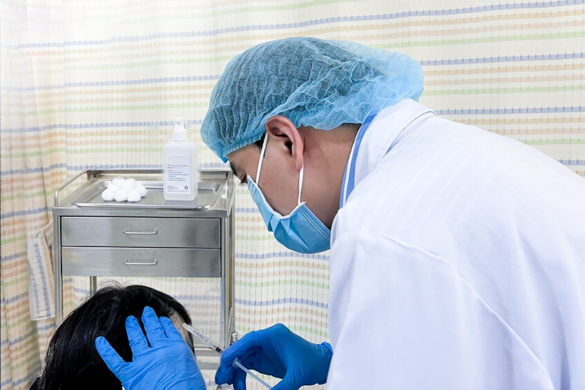 Nguyên nhân khiến thiếu nữ 16 tuổi rụng tóc từng mảng - Ảnh 1.