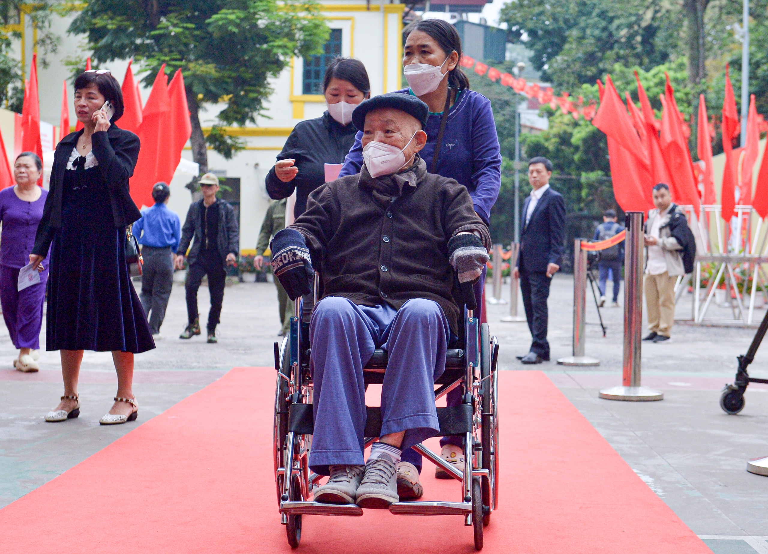 Những lá phiếu đặc biệt trong ngày hội bầu cử toàn dân- Ảnh 12. Những lá phiếu đặc biệt trong ngày hội bầu cử toàn dân- Ảnh 12.