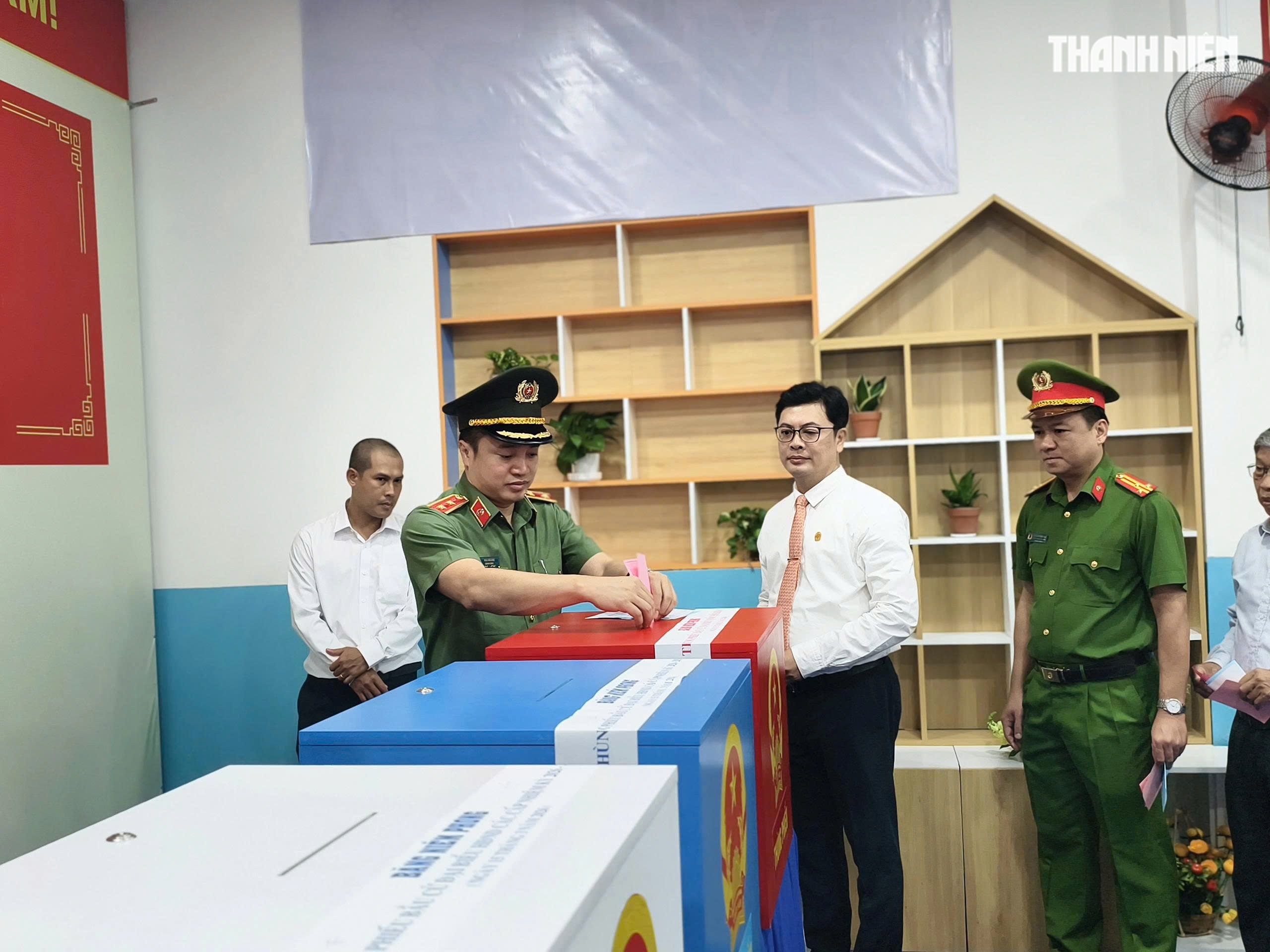 9,6 triệu cử tri TP.HCM bầu cử, có nhà nghiên cứu Nguyễn Đình Tư 106 tuổi- Ảnh 7. 9,6 triệu cử tri TP.HCM bầu cử, có nhà nghiên cứu Nguyễn Đình Tư 106 tuổi- Ảnh 7.