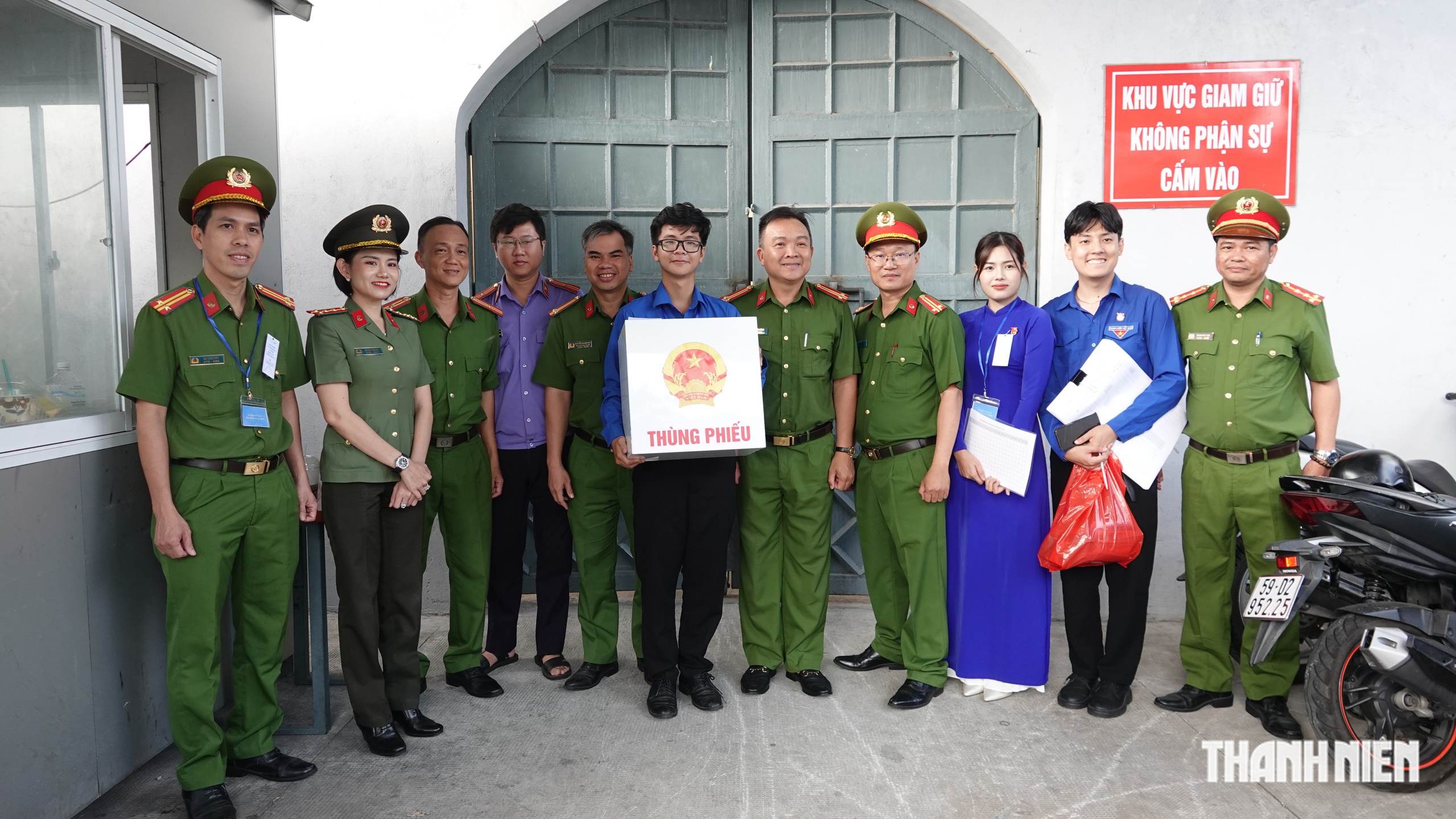 TP.HCM: Phường Xu&acirc;n H&ograve;a tổ chức bỏ phiếu bầu cử trong trại tạm tạm giam - Ảnh 1.