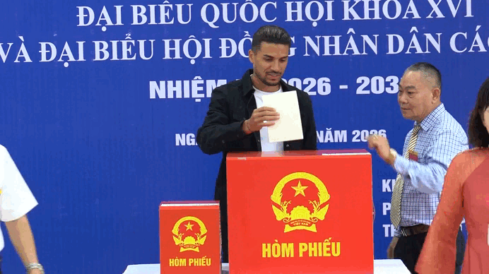 Đỗ Ho&agrave;ng H&ecirc;n h&agrave;o hứng đi bầu cử: Tr&aacute;ch nhiệm lớn lao với Tổ quốc Việt Nam - Ảnh 3.