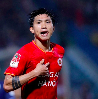 Văn Hậu v&agrave; Đ&igrave;nh Trọng sẽ được s&aacute;t c&aacute;nh trận Việt Nam đại chiến Malaysia: Nước cờ mới của thầy Kim?- Ảnh 1.