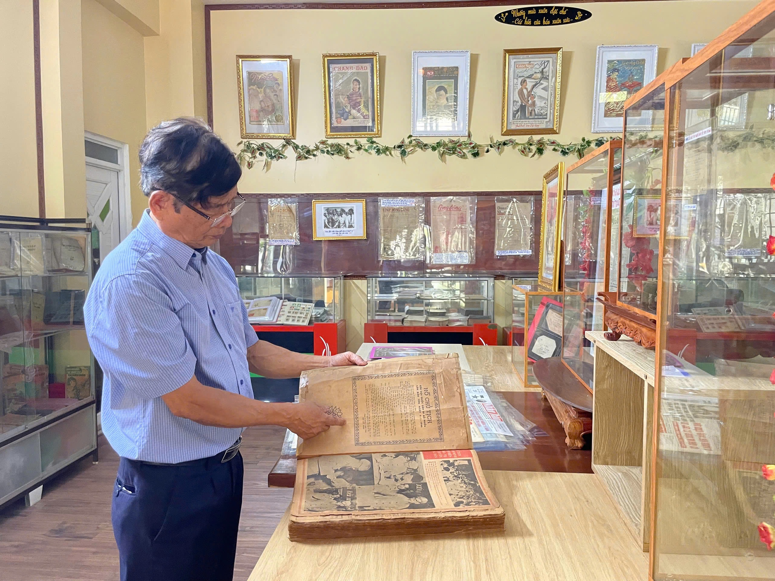 Cựu chiến binh sưu tầm hơn 200 kỷ vật về các kỳ bầu cử Quốc hội - Ảnh 1.