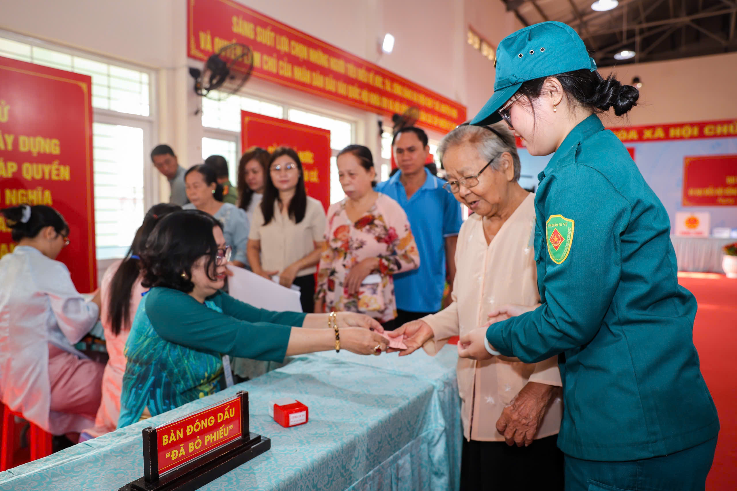 9,6 triệu cử tri TP.HCM bầu cử, có nhà nghiên cứu Nguyễn Đình Tư 106 tuổi- Ảnh 17. 9,6 triệu cử tri TP.HCM bầu cử, có nhà nghiên cứu Nguyễn Đình Tư 106 tuổi- Ảnh 17.