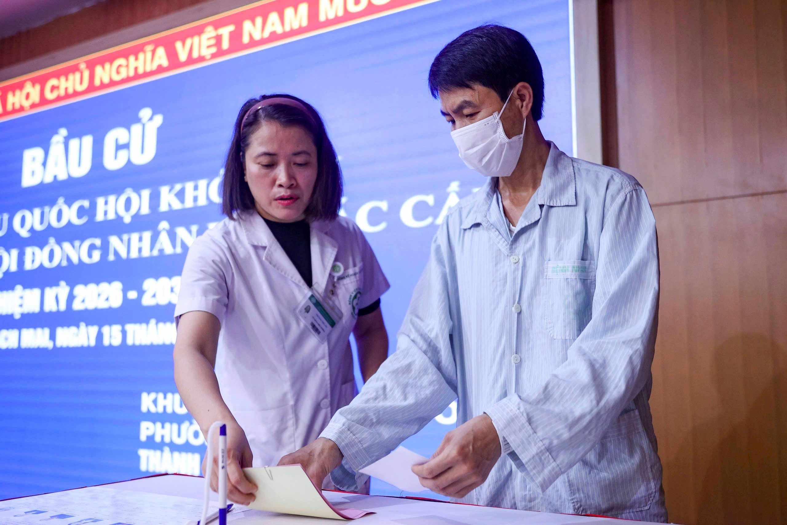 Những lá phiếu đặc biệt trong ngày hội bầu cử toàn dân- Ảnh 3. Những lá phiếu đặc biệt trong ngày hội bầu cử toàn dân- Ảnh 3.