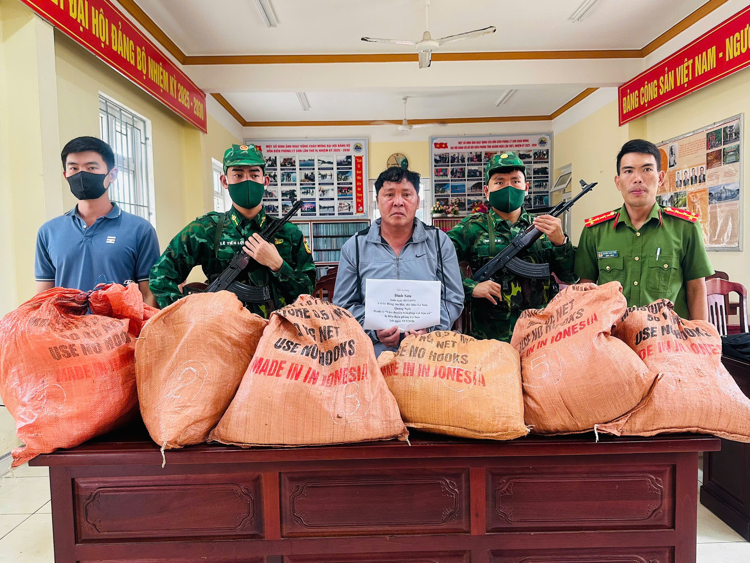 Bắt người đàn ông chở gần 100 kg thuốc nổ ra biển đặc khu Lý Sơn- Ảnh 1.