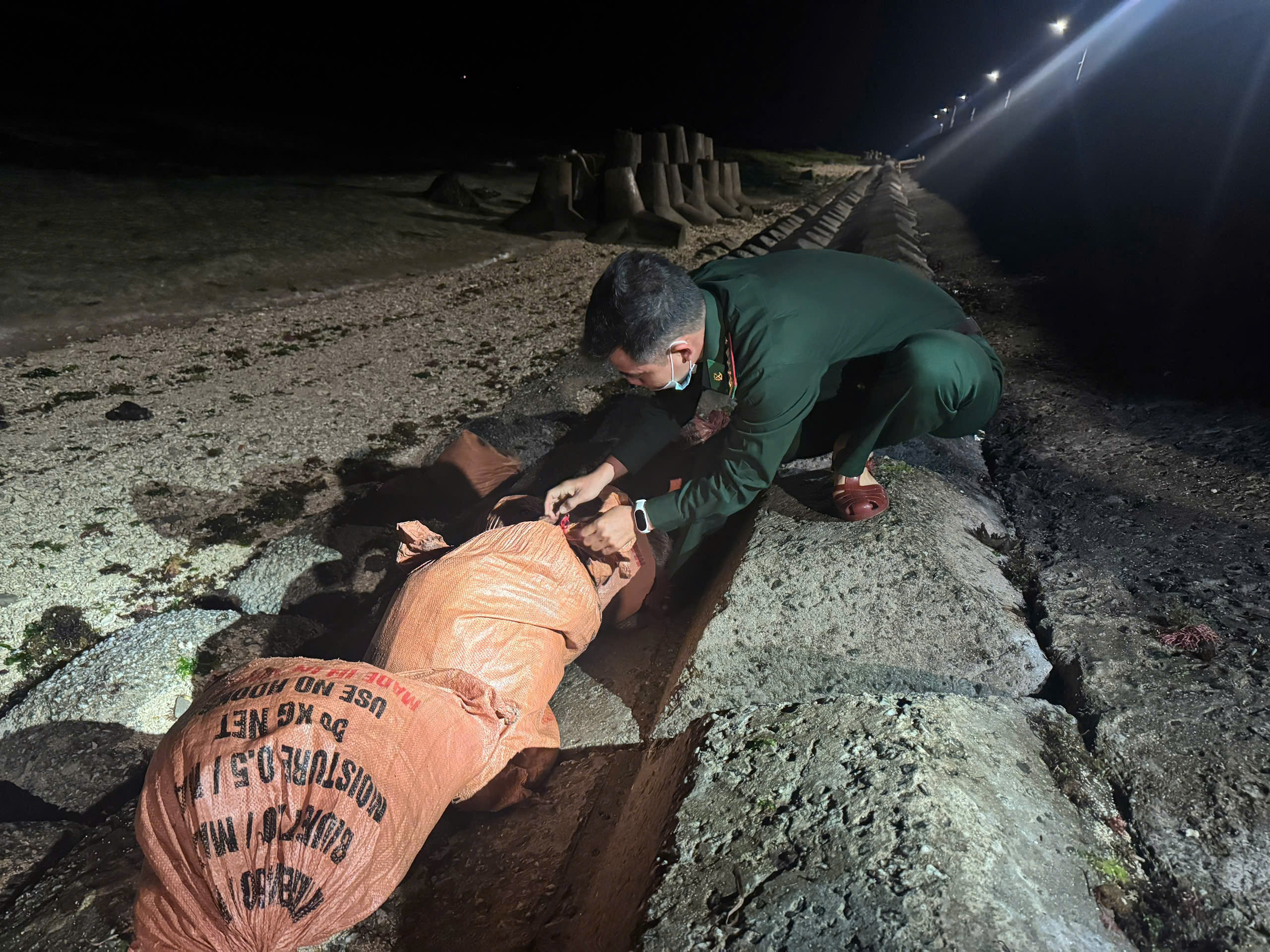 Bắt người đàn ông chở gần 100 kg thuốc nổ ra biển đặc khu Lý Sơn- Ảnh 2.