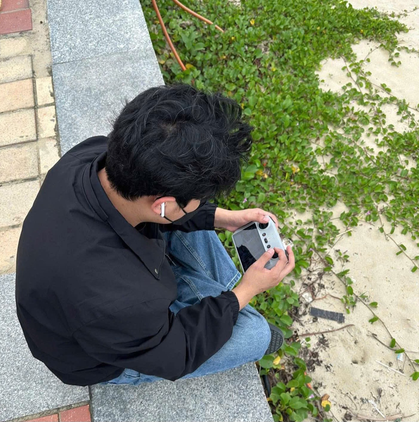 Du khách nước ngòai bị phát hiện bay drone trái phép tại bãi biển Đà Nẵng - Ảnh 1.