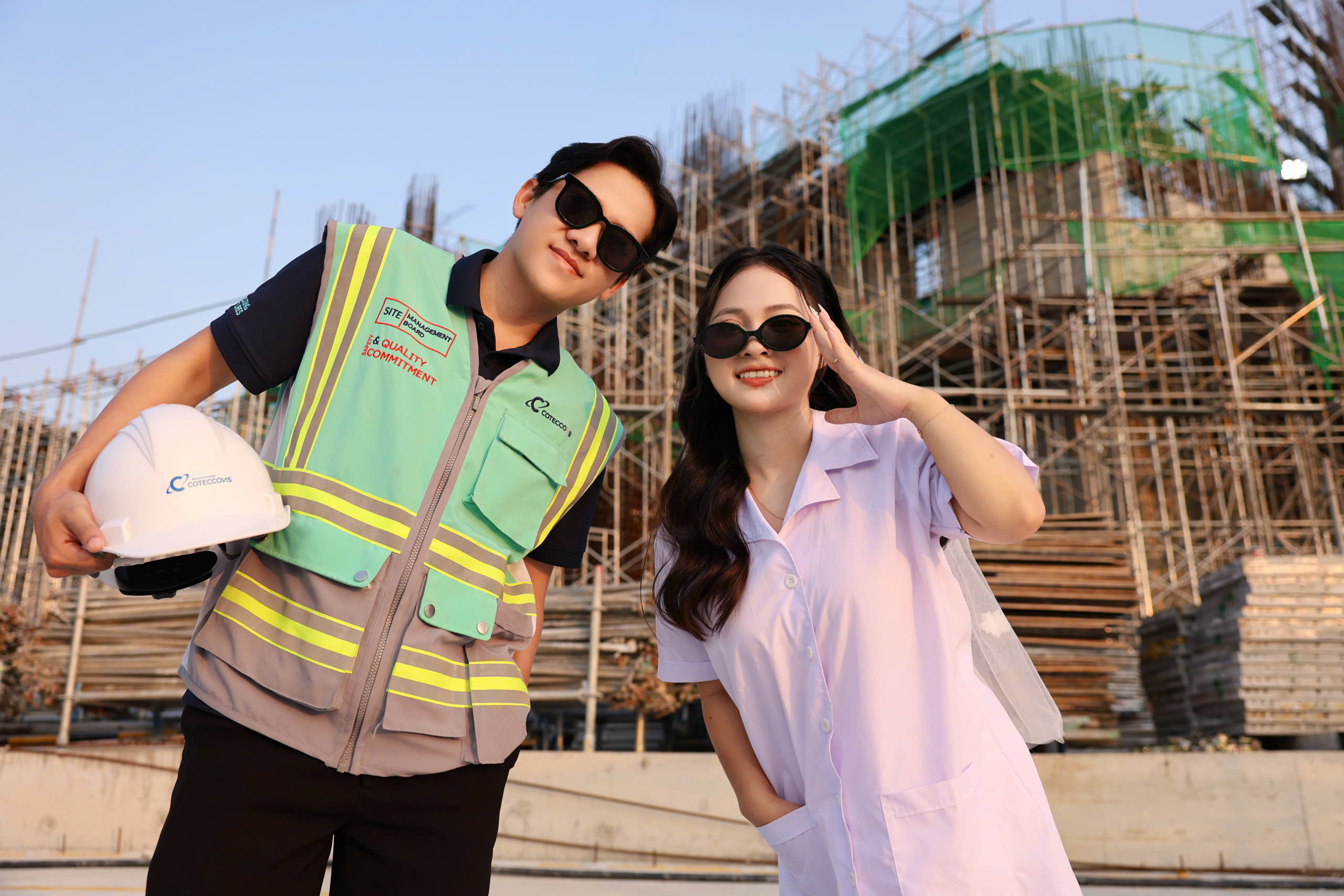 Bộ ảnh cưới độc đáo: Cô dâu chú rể chụp tại công trường