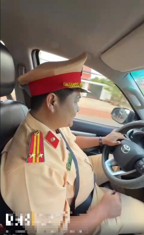 CSGT Đồng Nai dùng xe đặc chủng đưa người phụ nữ bị tai nạn đi cấp cứu - Ảnh 2.