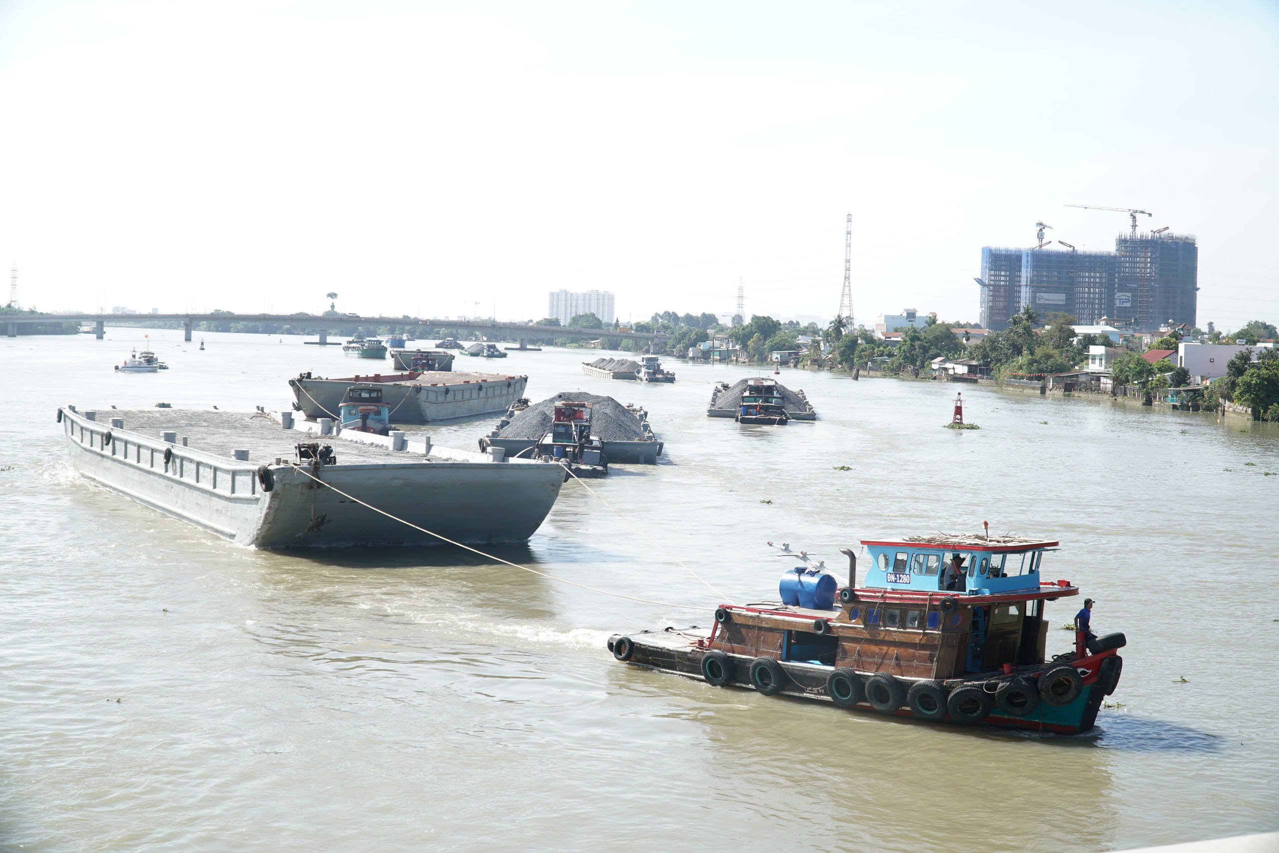 Tăng cường kiểm tra tàu thuyền qua lại khu vực cầu Ghềnh - Ảnh 2.