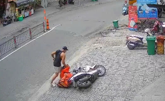 Người phụ nữ giao đồ ăn bị thanh niên lực lưỡng hành hung - Ảnh 1.