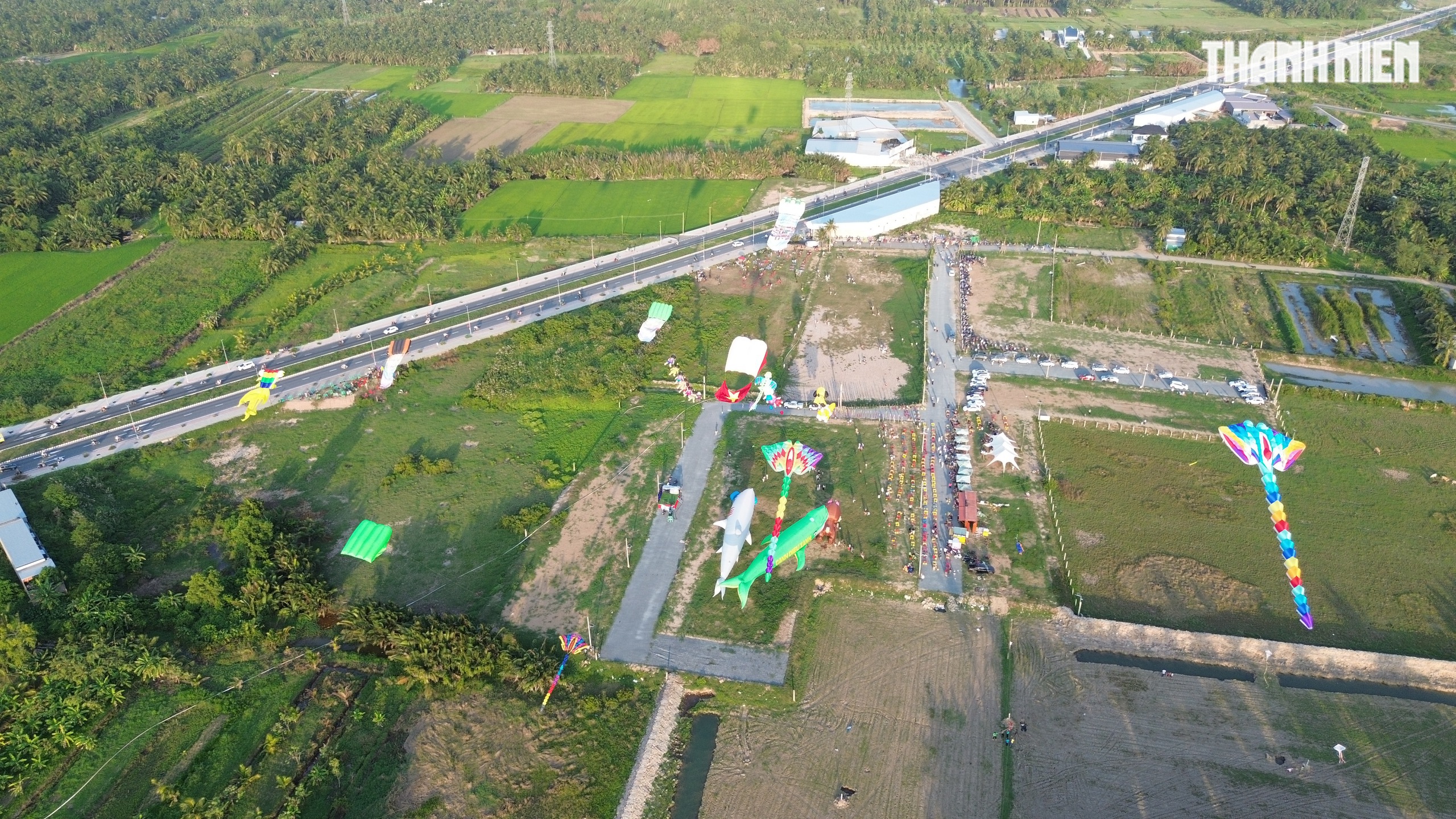 Bãi thả diều khổng lồ ngắm hoàng hôn cực 'chill' ở Vĩnh Long - Ảnh 2.