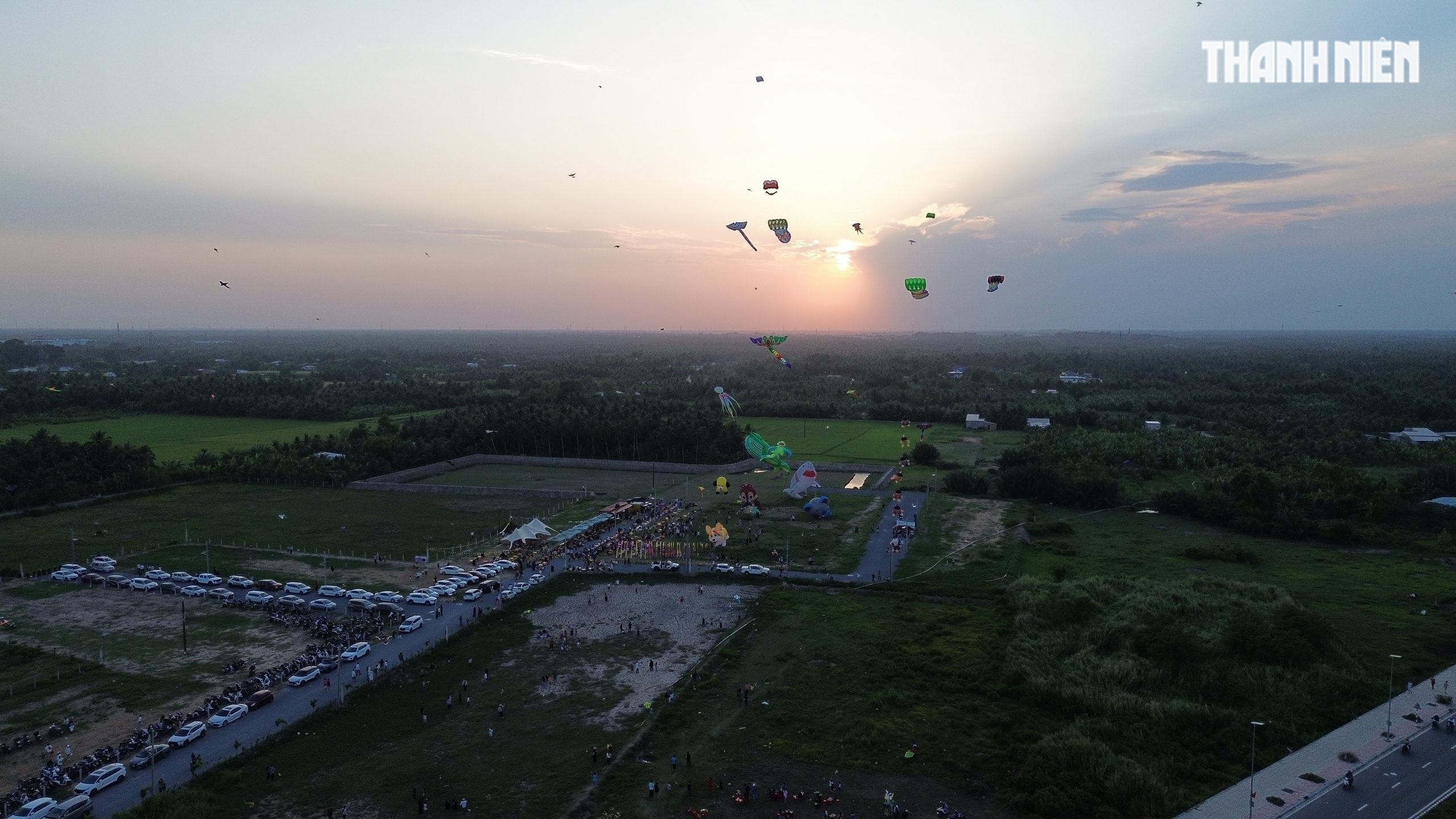 Bãi thả diều khổng lồ ngắm hoàng hôn cực 'chill' ở Vĩnh Long - Ảnh 1.