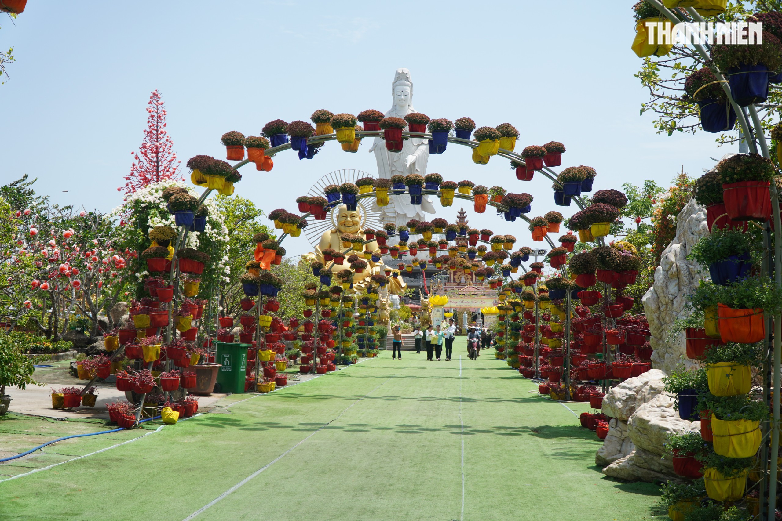 Ngôi chùa miền Tây có tượng Quan Âm cao 71 m, đẹp như chốn tiên cảnh - Ảnh 4. Ngôi chùa miền Tây có tượng Quan Âm cao 71 m, đẹp như chốn tiên cảnh - Ảnh 4.
