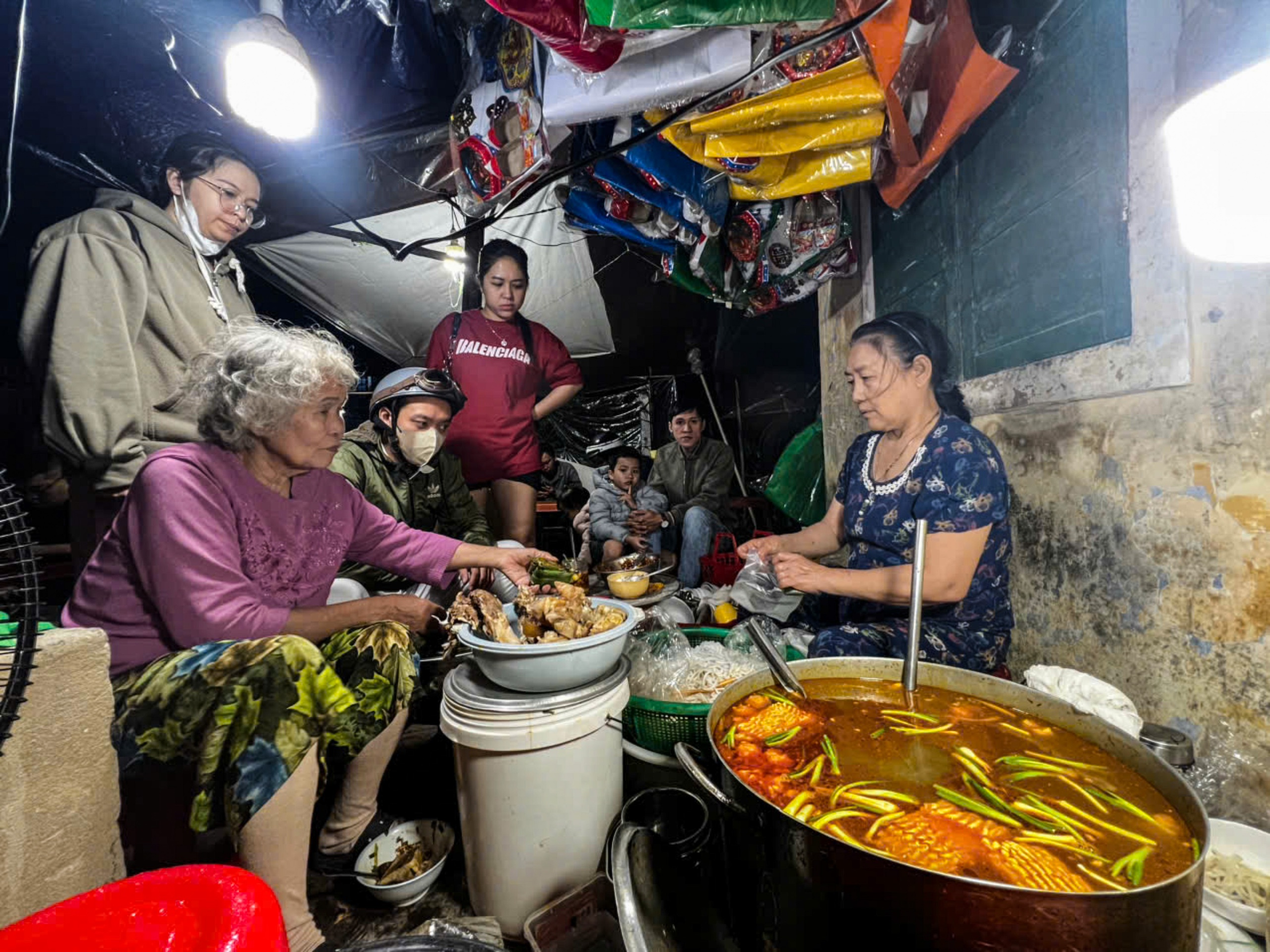 Qu&aacute;n b&aacute;nh canh đồ m&atilde; ở Huế với hương vị đậm đ&agrave; v&agrave; kh&ocirc;ng gian độc đ&aacute;o - Ảnh 6.