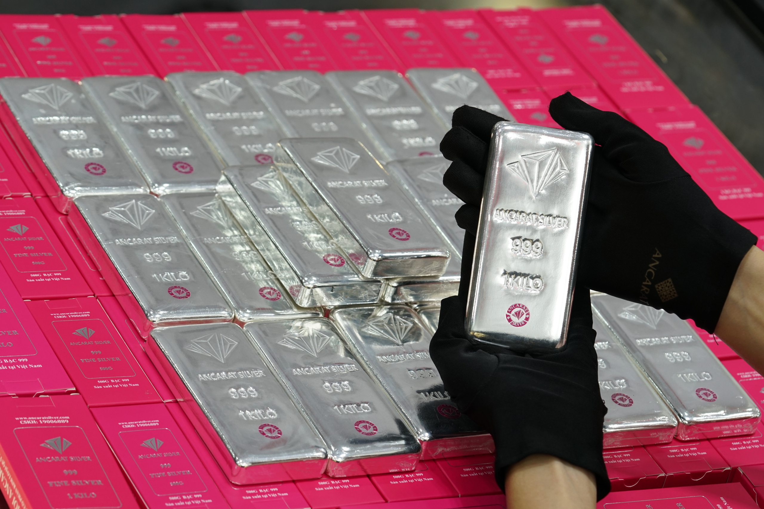 Giá vàng, giá bạc 'lao dốc không phanh' ngay đầu tuần - Ảnh 1.