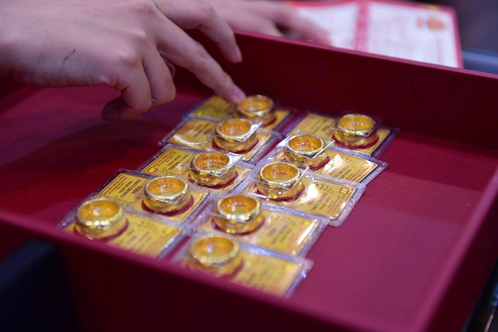 'Sóng thần' trên thị trường vàng bạc- Ảnh 2.