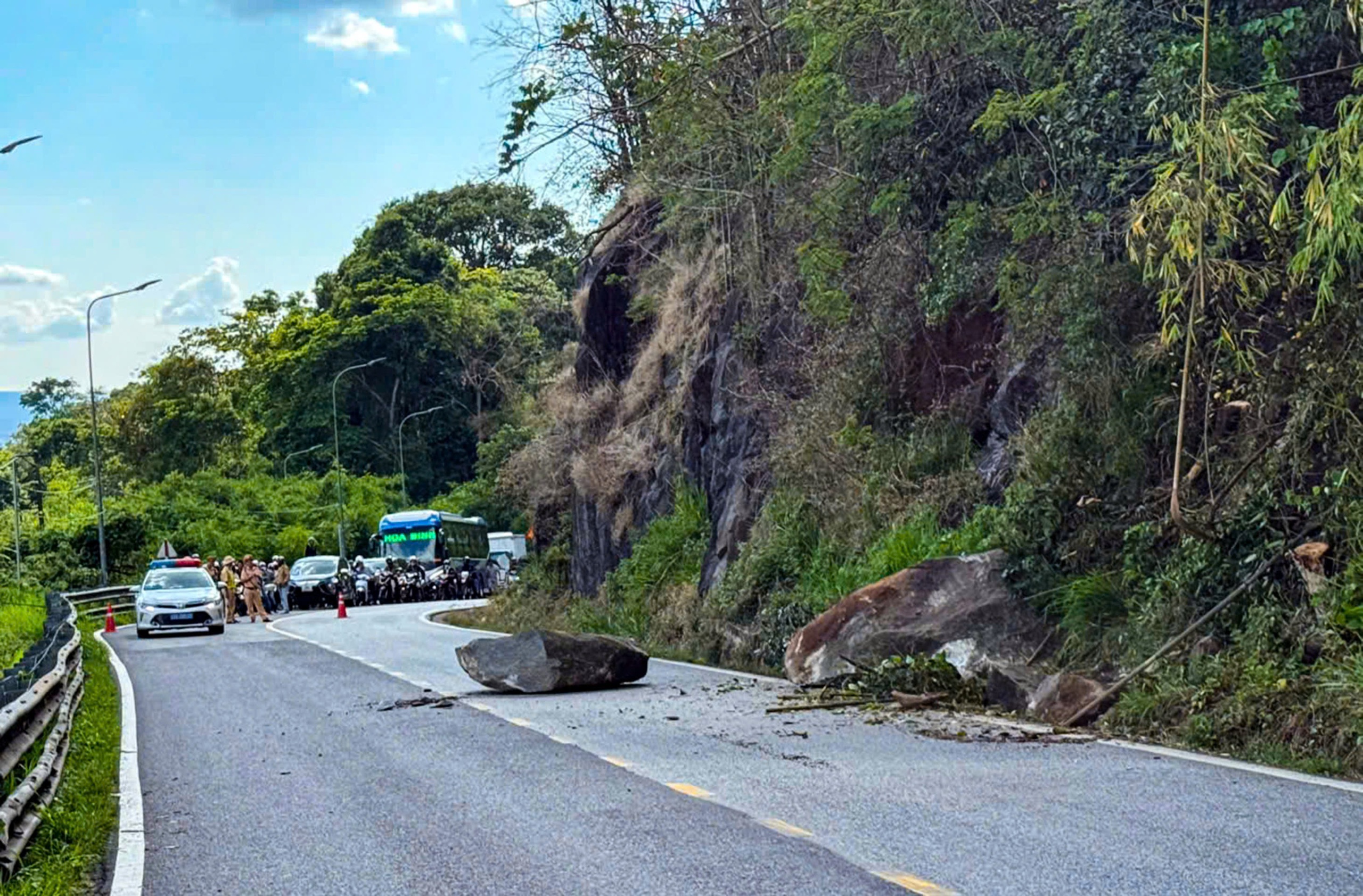 Xử lý khối đá hàng chục tấn chênh vênh trên đèo Bảo Lộc - Ảnh 1.