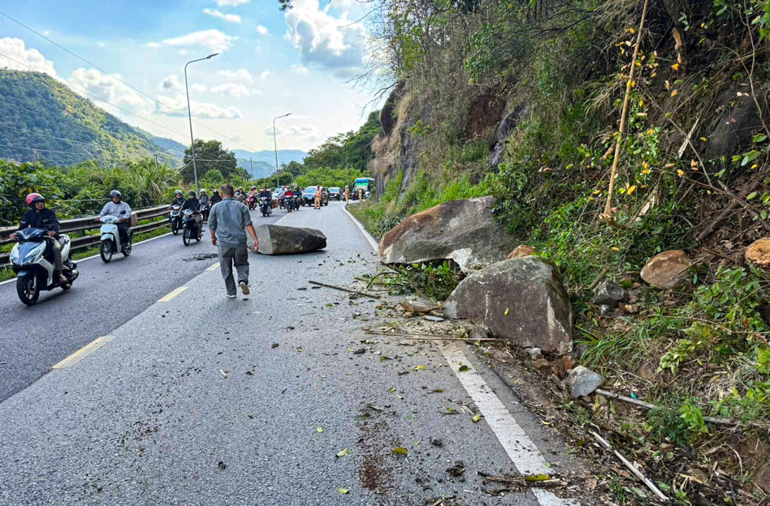 Xử lý khối đá hàng chục tấn chênh vênh trên đèo Bảo Lộc - Ảnh 2.