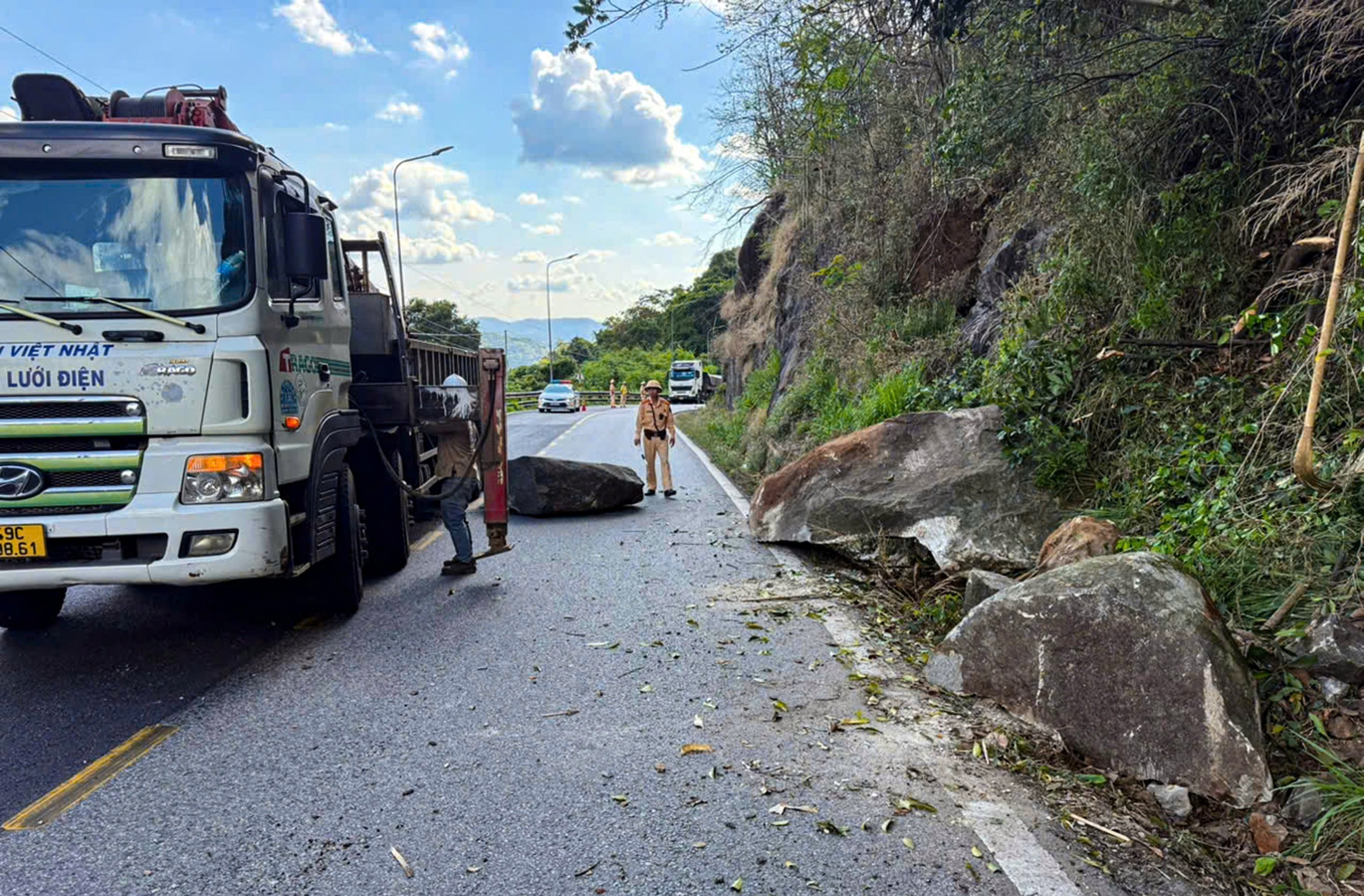 Xử lý khối đá hàng chục tấn chênh vênh trên đèo Bảo Lộc - Ảnh 3.