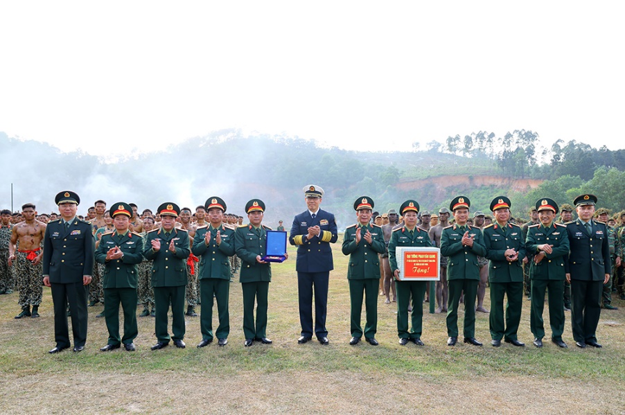 Bộ trưởng Bộ Quốc ph&ograve;ng Trung Quốc thăm Lữ đo&agrave;n Đặc c&ocirc;ng bộ 113 - Ảnh 6.