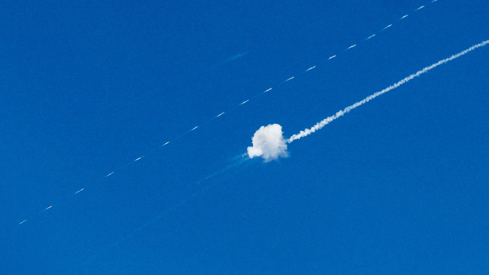 M&aacute;y bay chiến đấu Israel su&yacute;t bị bắn hạ tr&ecirc;n bầu trời Iran - Ảnh 1.