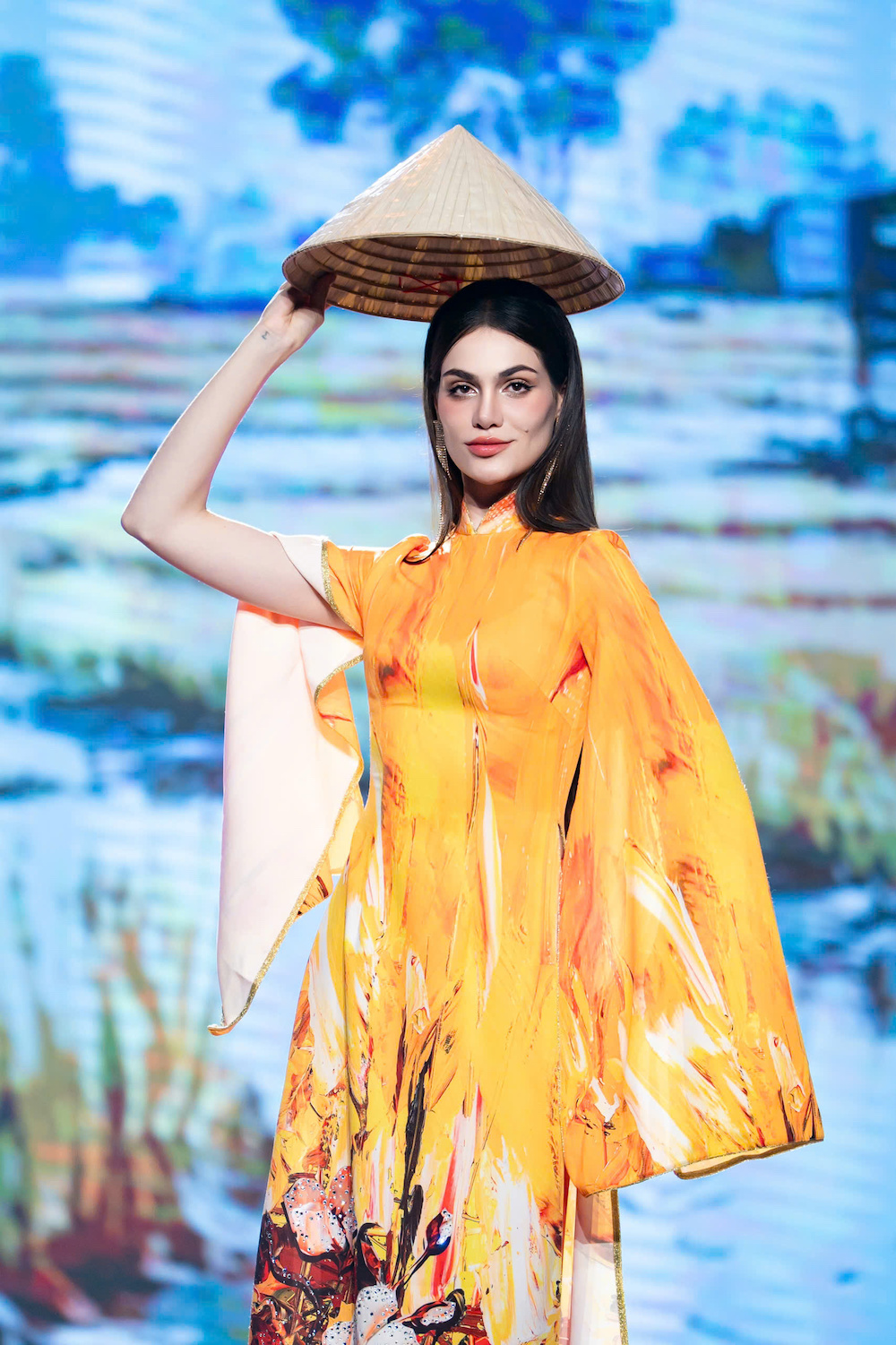 Miss Charm 2025 Anna Blanco diện áo dài diễn thời trang cùng nghệ sĩ Việt - Ảnh 9.