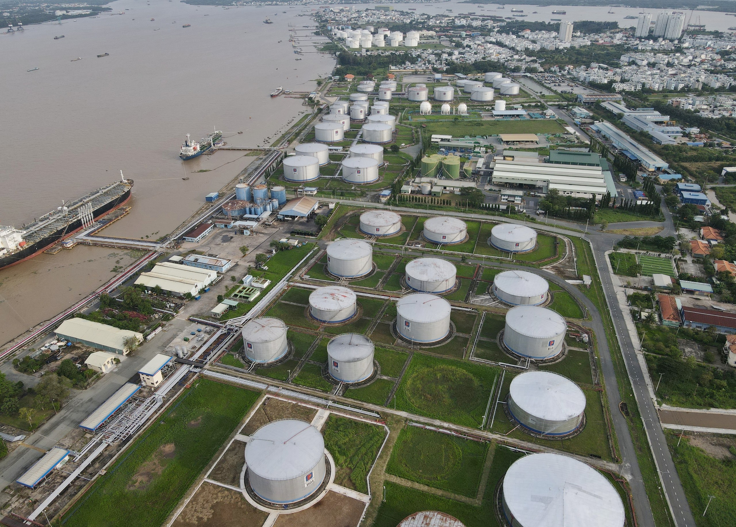 Hơn 5,5 triệu tấn xăng dầu và dầu thô đã được nhập về Việt Nam - Ảnh 1.