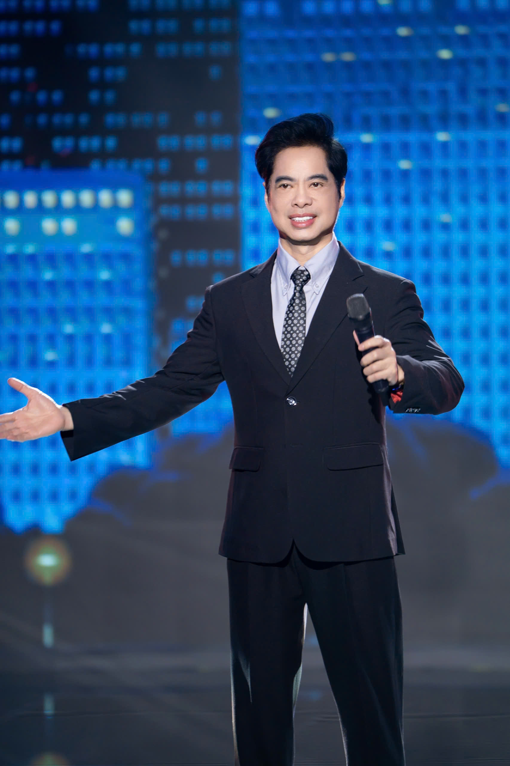 Miss Charm 2025 Anna Blanco diện áo dài diễn thời trang cùng nghệ sĩ Việt - Ảnh 8.