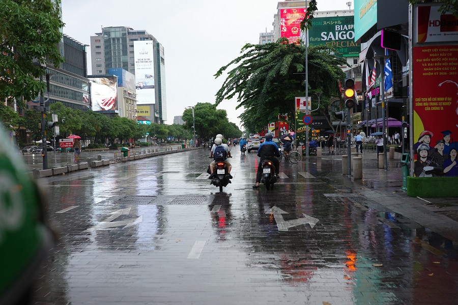 Trời mưa, nhiều xe trượt ngã trên phố đi bộ Nguyễn Huệ- Ảnh 5.