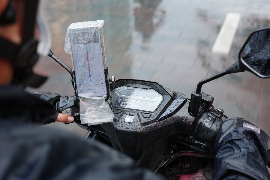 Trời mưa, nhiều xe trượt ngã trên phố đi bộ Nguyễn Huệ- Ảnh 4.