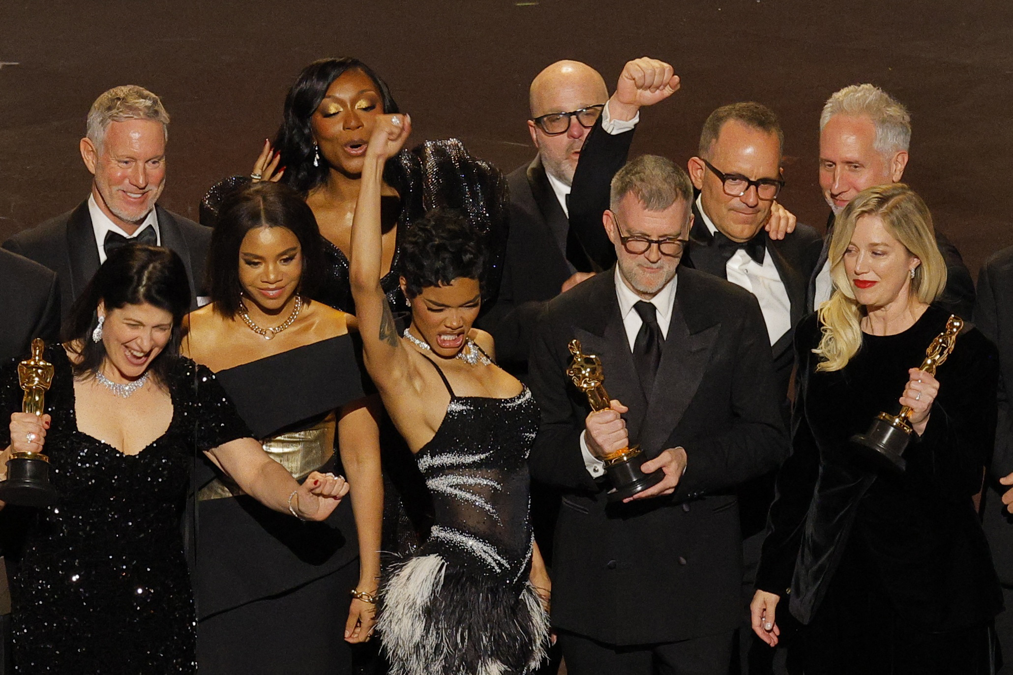 Sean Penn Thắng Oscar Lần Thứ Ba, Đánh Bằng Các Huyền Thoại Điện Ảnh