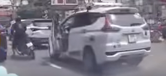 TP.HCM: Ô tô mở cửa bất cẩn khiến xe máy gặp nạn, tài xế rời hiện trường - Ảnh 1.