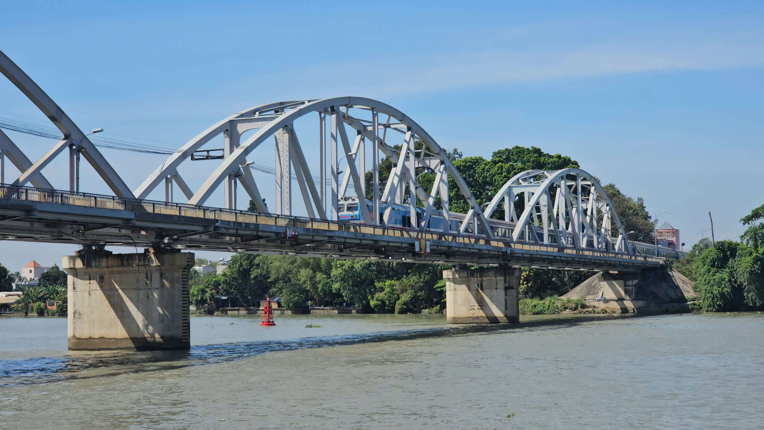 Tăng cường kiểm tra tàu thuyền qua lại khu vực cầu Ghềnh - Ảnh 1.
