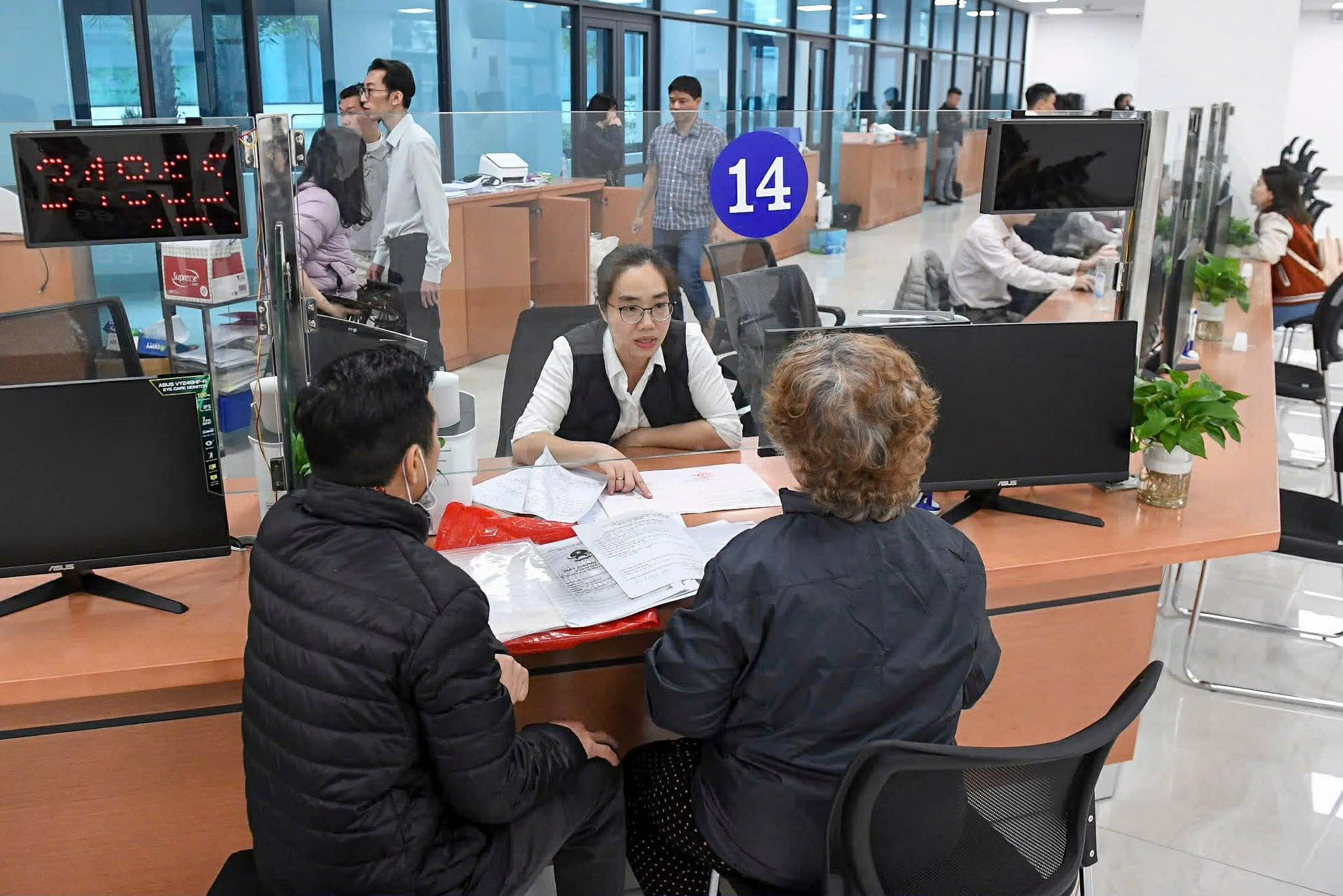 Triển khai 10 thủ tục BHXH, BHYT toàn trình, người dân làm hồ sơ hoàn toàn online - Ảnh 1.