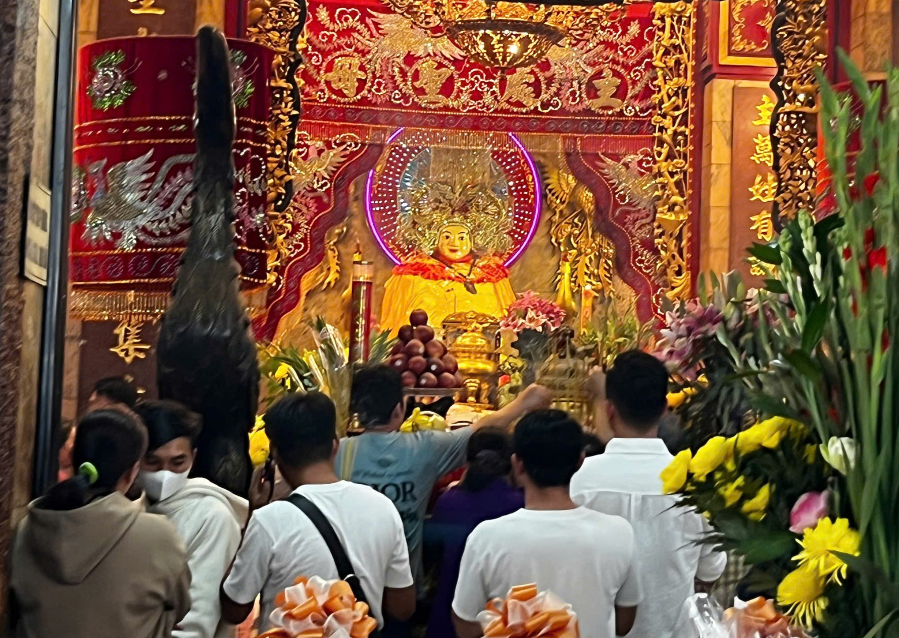 Gần 1,8 triệu lượt du khách đến vía Bà Chúa Xứ Núi Sam - Ảnh 2.