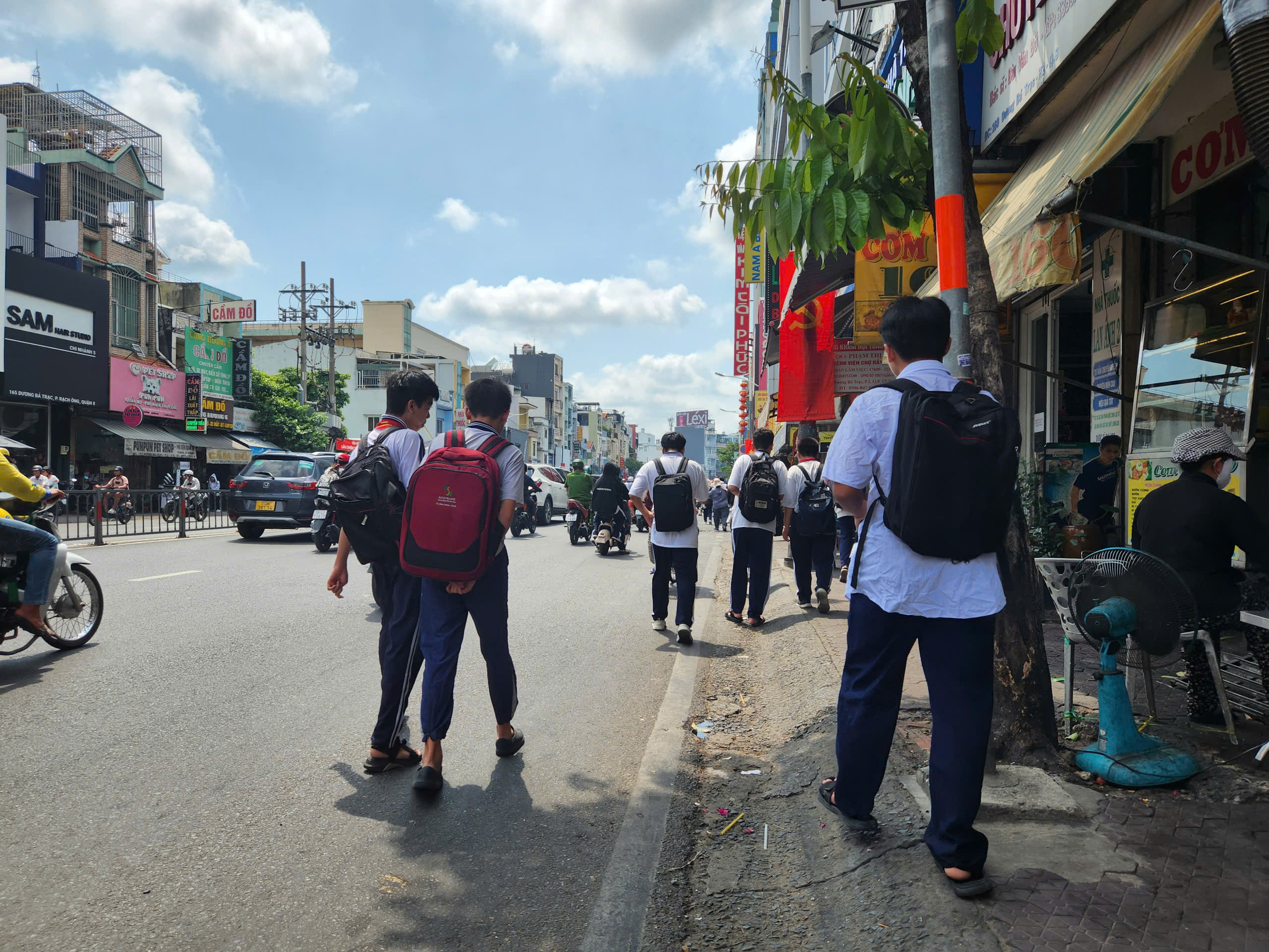 Vỉa h&egrave; n&agrave;o cho học sinh đi bộ? - Ảnh 6.