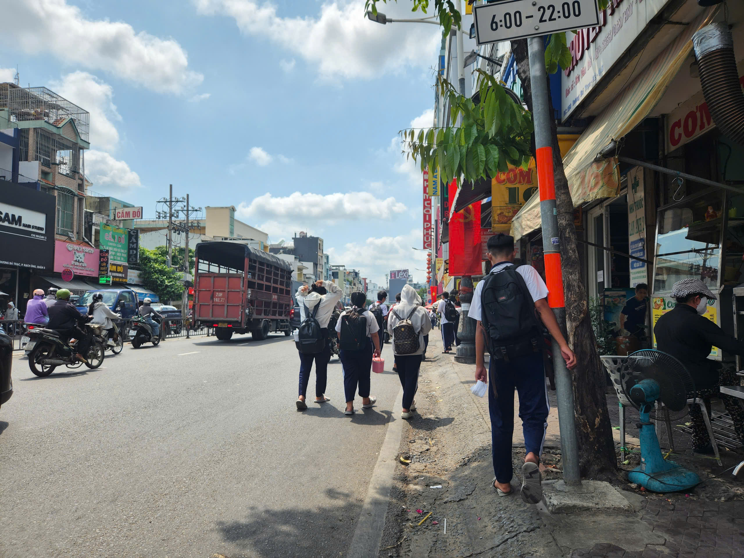 Vỉa h&egrave; n&agrave;o cho học sinh đi bộ? - Ảnh 4.