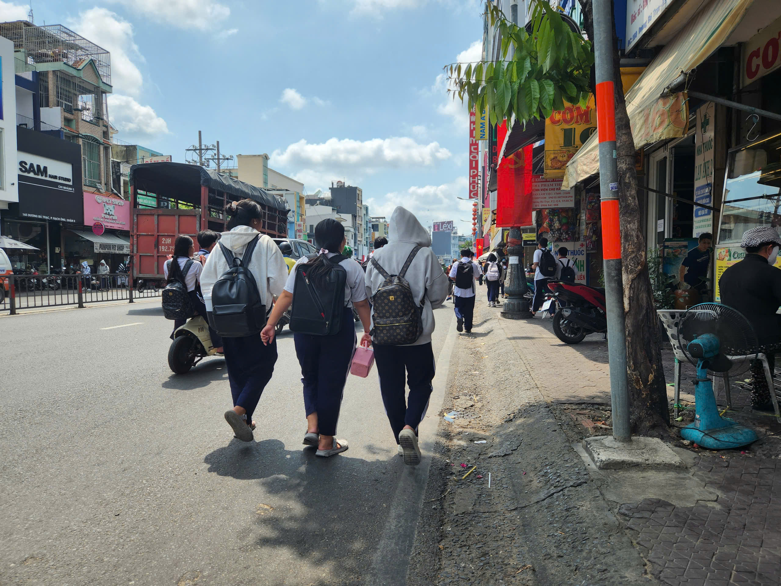 Vỉa h&egrave; n&agrave;o cho học sinh đi bộ? - Ảnh 7.