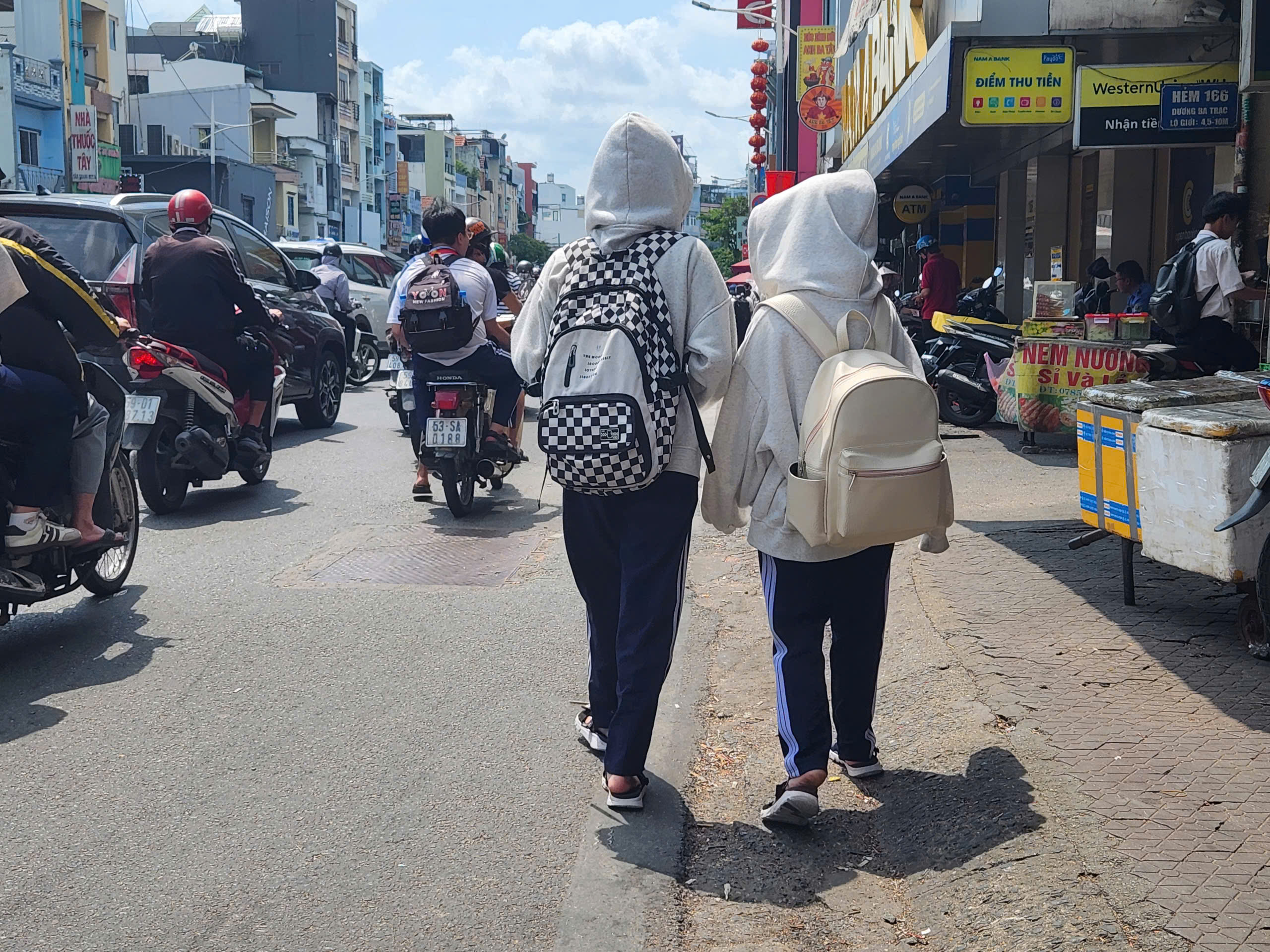 Vỉa h&egrave; n&agrave;o cho học sinh đi bộ? - Ảnh 8.